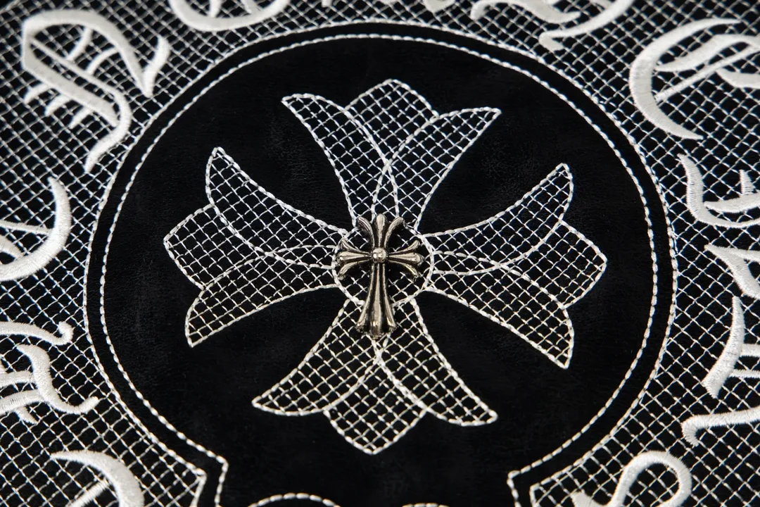 P390 Model No. Y654 Chromehearts/Chrome Hearts Dark Pattern Baseball Jacket Channel Boutique The favorite baseball jacket for trendy men and trendy women. There are versions at all levels in the market (you must compare the details). The most powerful quality control has been producing and researching baseball uniforms for 7 years. The details are exquisite. With it, you are the most beautiful boy in the world. The paint-coated full-face four-button buckle (button with LOGO), the average weight of the fabric is nearly 900 grams, and it is made of wool + eyeliner blended, custom-woven and dyed wool with high color fastness. The lining is made of silky and delicate cupro fiber! The texture is thick, the color is more uniform and beautiful, and the sharp edges and corners are full of three-dimensionality, showing laziness, casualness, and youthful vitality! size：M-XXL